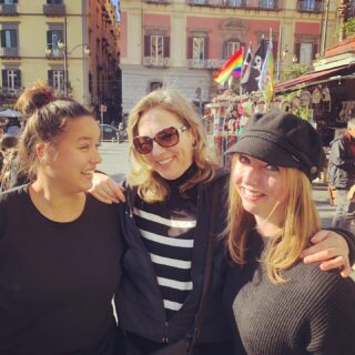 Look who I bumped into last Sunday in sunny Napoli. These beautiful Dutchies: Iris from @localinnaples and Michelle from @tasteguidenaples. Follow them for the best Dutch tours and cooking classes in Napoli 😍
.
#napoli #proudtobedutch #localinnaples #tasteguidenaples