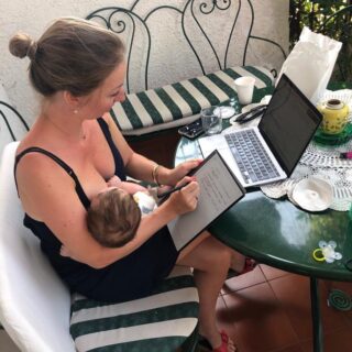 Multitasken ziet er opeens heel anders uit als werkende moeder 🙃
.
#backtoreality #verlofvoorbij #workingmom